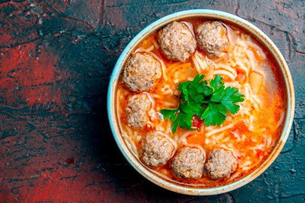 Sopa de tallarines con cerdo y jengibre